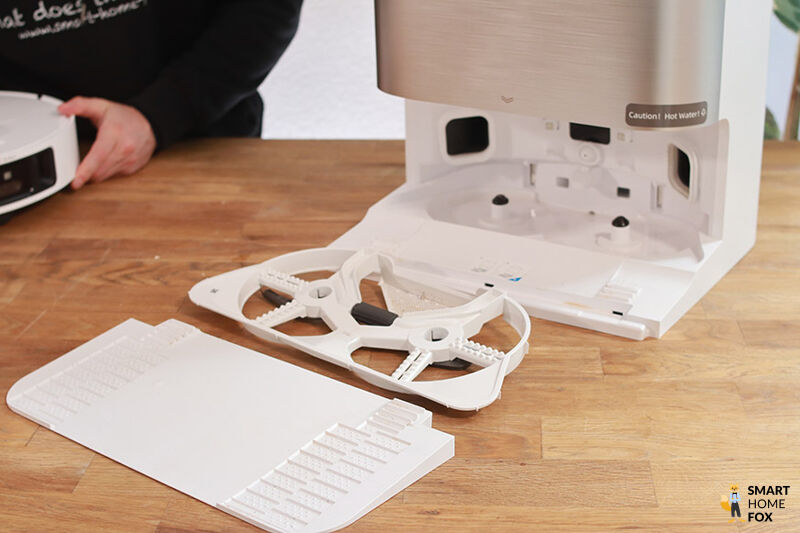 Die Ultra-Station des Dreame X40 wird gewartet.